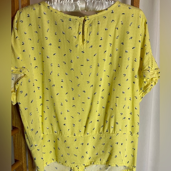 Buffalo David Bitton Tie Front Top Crochet Shoulder Sleeve Trim Short Sleeve - Picture 2 of 5